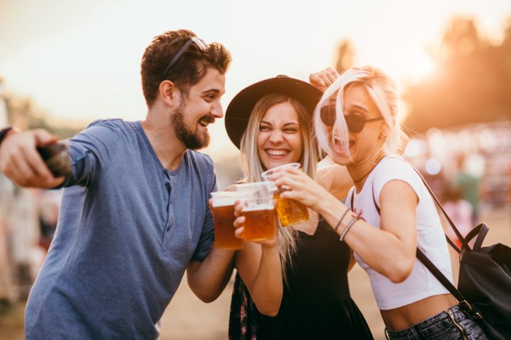 Ragazzi che brindano con la birra ad un concerto
