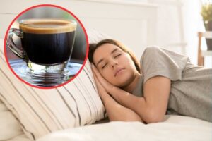donna che dorme e tazza di caffè