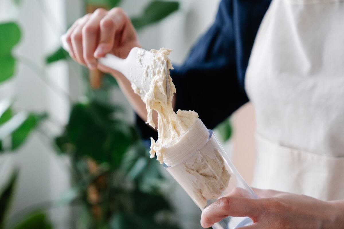 Bicchiere e spatola con crema