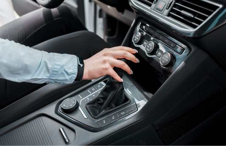 uomo con mano sul cambio auto