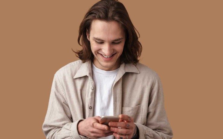 ragazzo con smartphone in mano