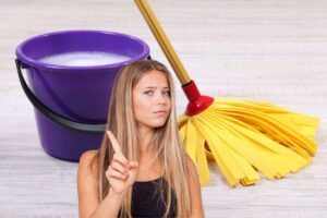 donna che dice no e acqua e mocio per pavimenti