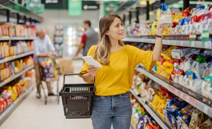donna tra le corsie del supermercato