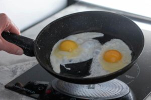 uova in padella antiaderente