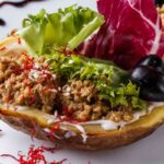 Patata lessa farcita con tonno, lattuga e oliva