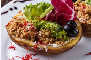 Patata lessa farcita con tonno, lattuga e oliva