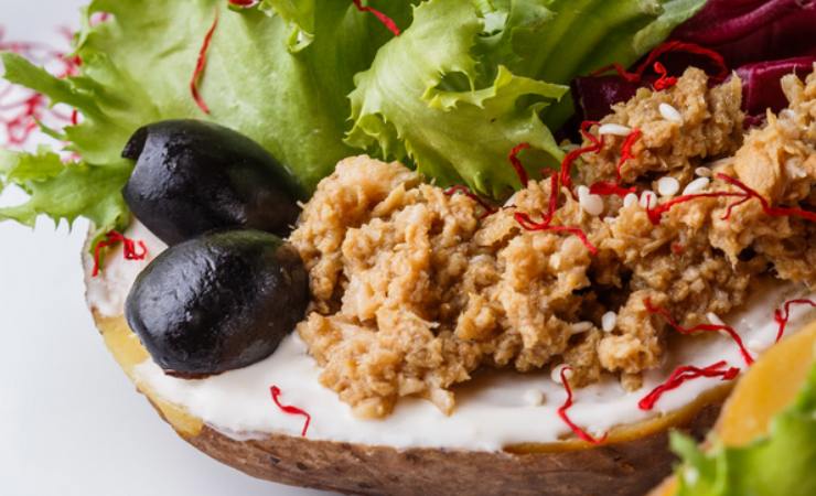 Patata lessa farcita con olive, tonno e lattuga