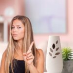 donna che dice no e profumatore per ambiente