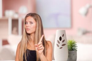 donna che dice no e profumatore per ambiente