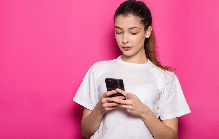donna usa smartphone