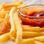 Patatine fritte con ketchup