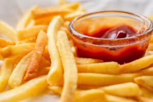 Patatine fritte con ketchup