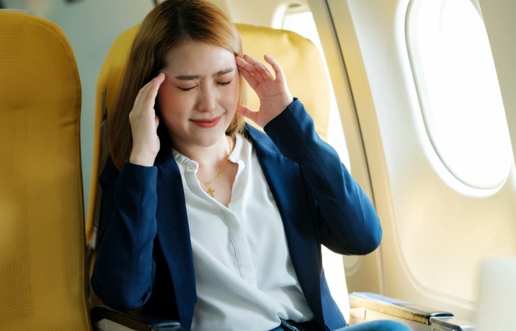 donna mal di testa in aereo